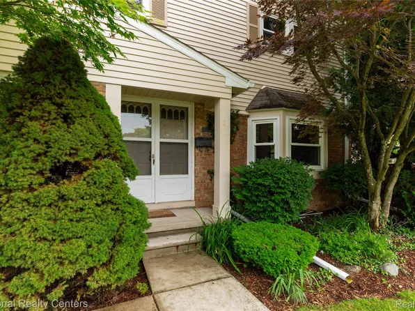 5107 Buckingham Pl, Troy, MI 48098