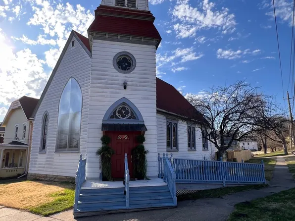 115 S 4th St, Savanna, IL 61074