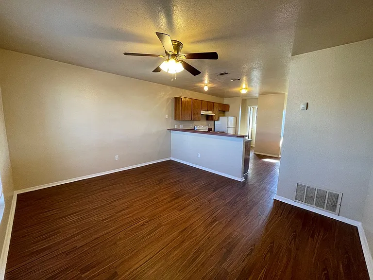 1108 Leslie — Photo 3