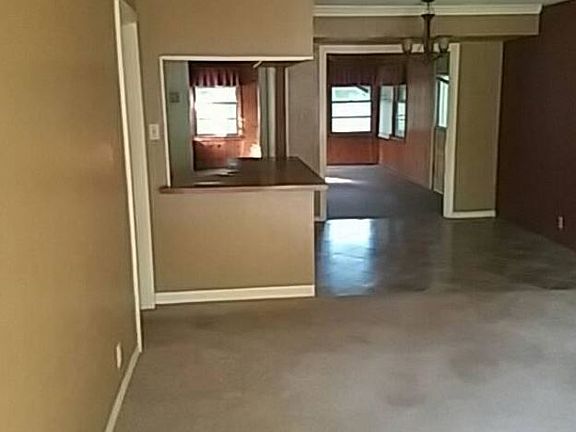 5th image of 2223 Meadow Ln