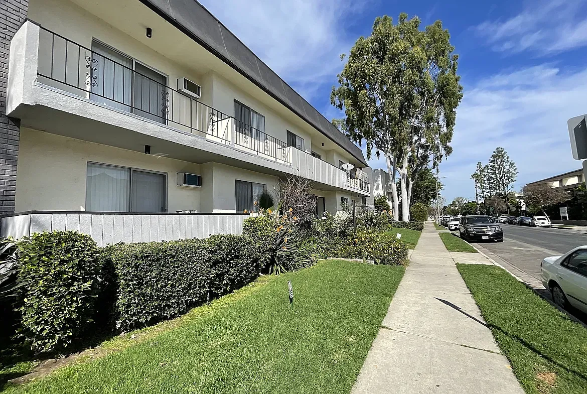 Newcastle Ave, Encino — Photo 1