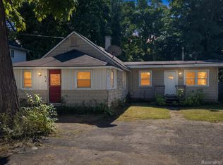 639 Heights Rd, Lake Orion, MI 48362