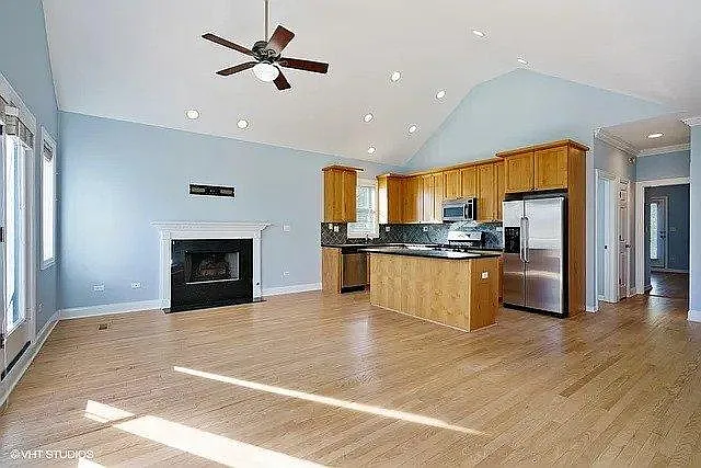 826 W Windsor Ave — Photo 2