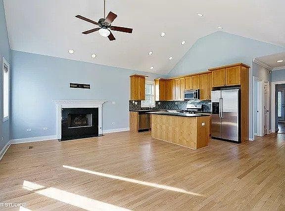 2nd image of 826 W Windsor Ave APT 3W
