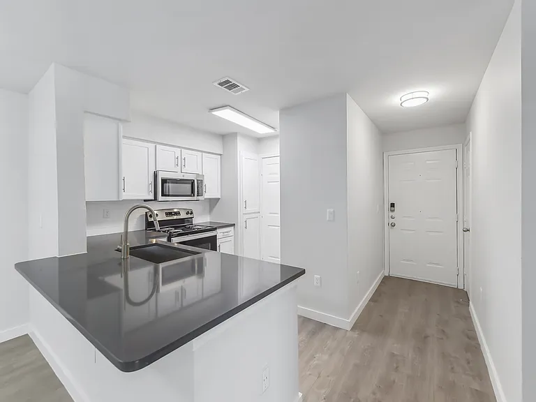 Lakeside Apartments — Photo 5