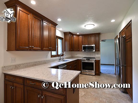 10 x 15 Eat In Kitchen