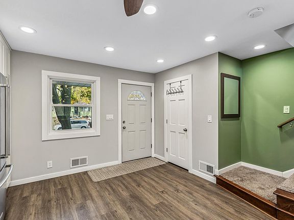5th image of 241 22nd Ave S APT 9