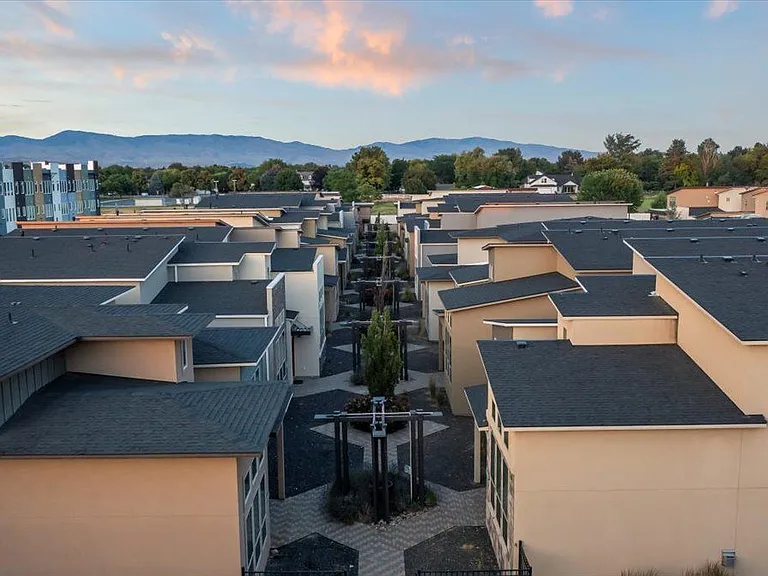Verraso Village Townhomes — Photo 18