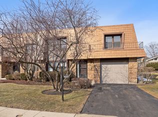 3940 Dundee Rd, Northbrook, IL 60062