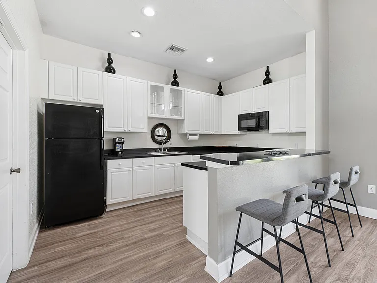 Waverly Apartments — Photo 12