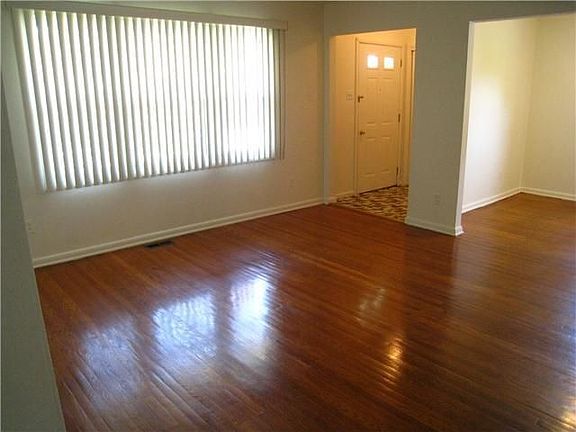 Living rm. (cont.) w/gleaming hardwood floors