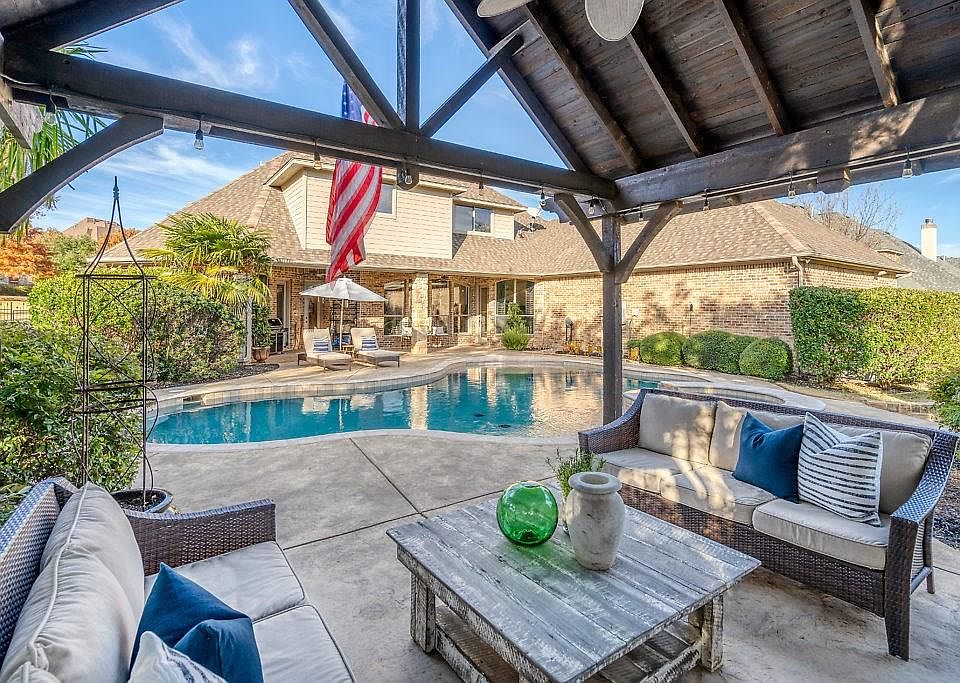 1st image of 2328 Bridgewood Dr