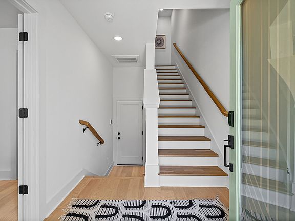 4th image of 550 Markham St Unit 33