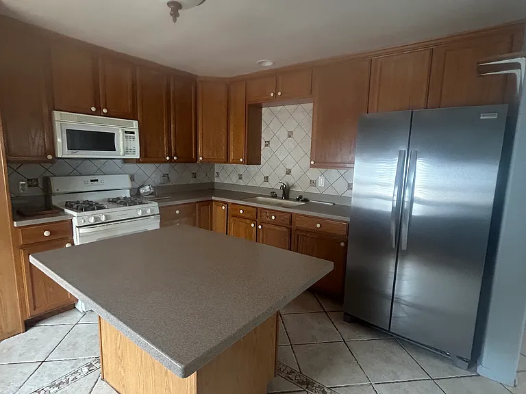 225 E 30th St — Photo 7