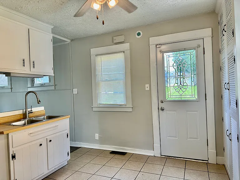 406 NW 6th St — Photo 8