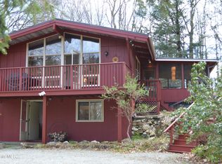195 Robin Wood Ln, Becket, MA 01223