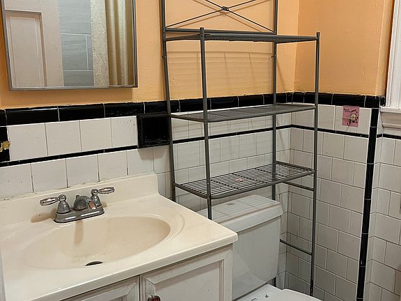 5th image of 74 Auburn St APT 1