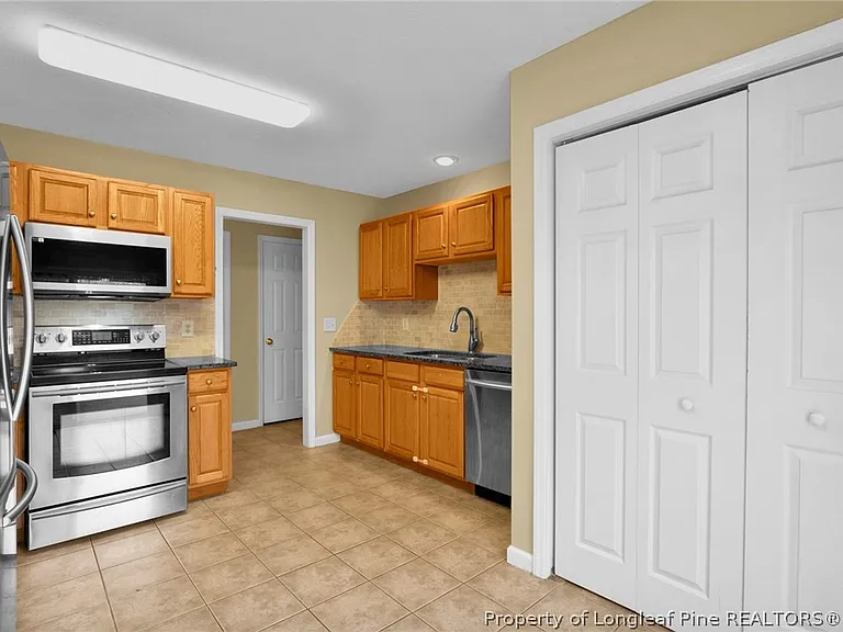 75 Countess Ct — Photo 11