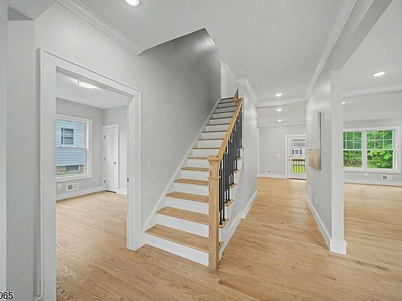 5th image of 21 Willow Ave