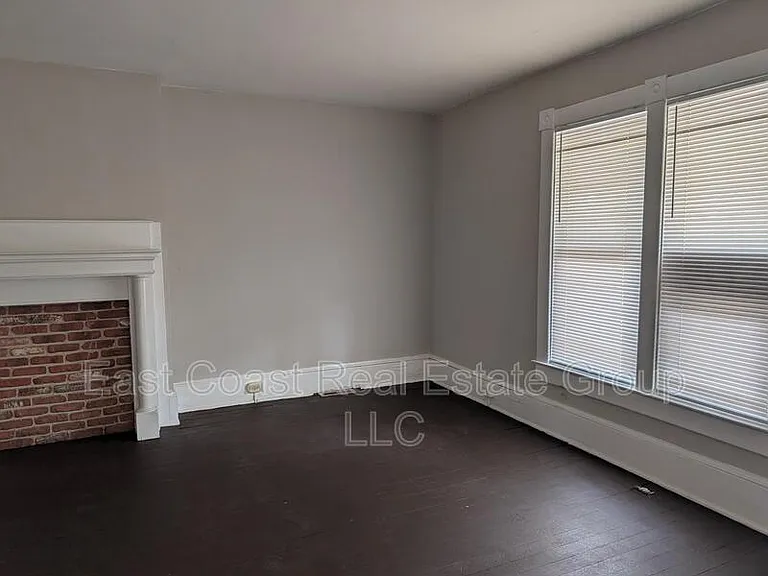304 1/2 W Martin St — Photo 9