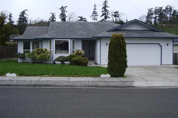 942 E Willow St — Photo 1