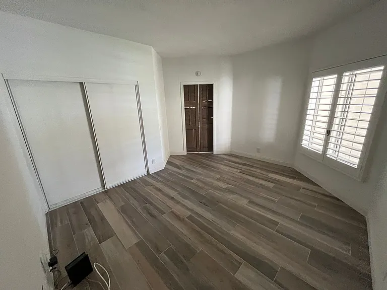 289 Vista Royale Cir W — Photo 24