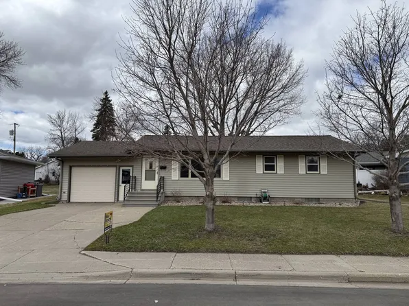 1228 6th St NE, Devils Lake, ND 58301