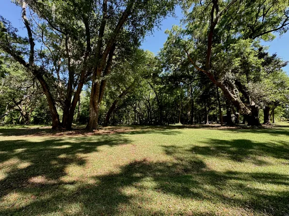120 Oakwood Ln, Edisto Island, SC 29438
