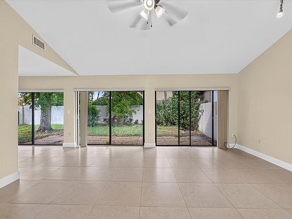 3rd image of 572 SW 28th Ave