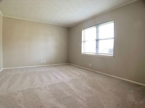 3rd image of 2406 Miriam Ln