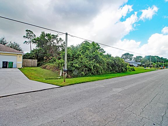 5th image of 922 SE Walters Terrace