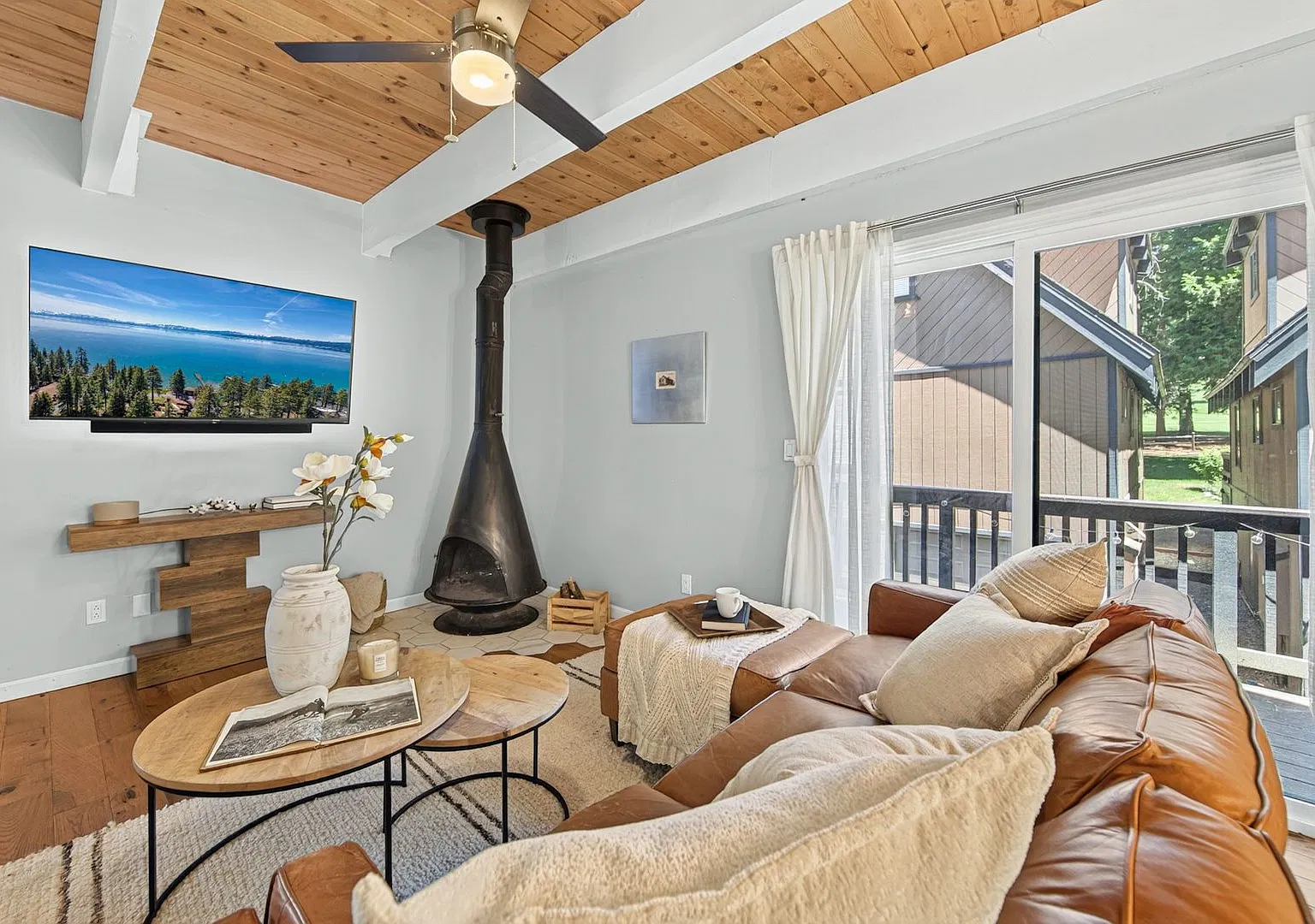 Spacious Condo with Balcony & Mountain Views — Photo 1
