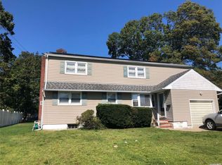 129 Veronica Ln, North Babylon, NY 11703