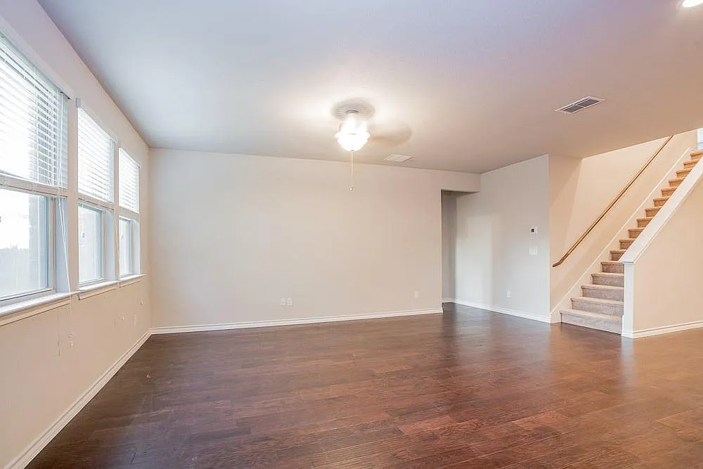 5 bed, 3.5 bath, 2673 sqft, $2,400 — Photo 4