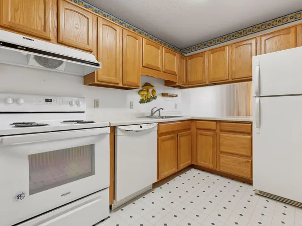 5697 Green Circle Dr APT 219, Minnetonka, MN 55343