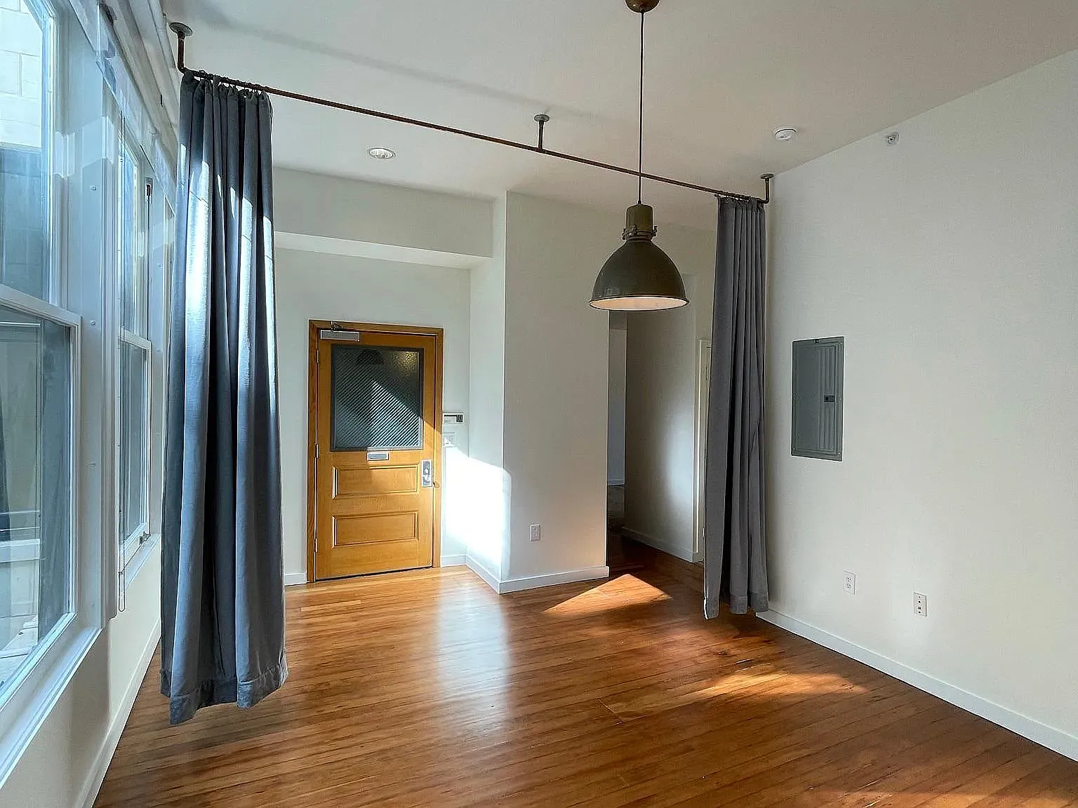 2 bed, 1060 sqft, $3,200 — Photo 1