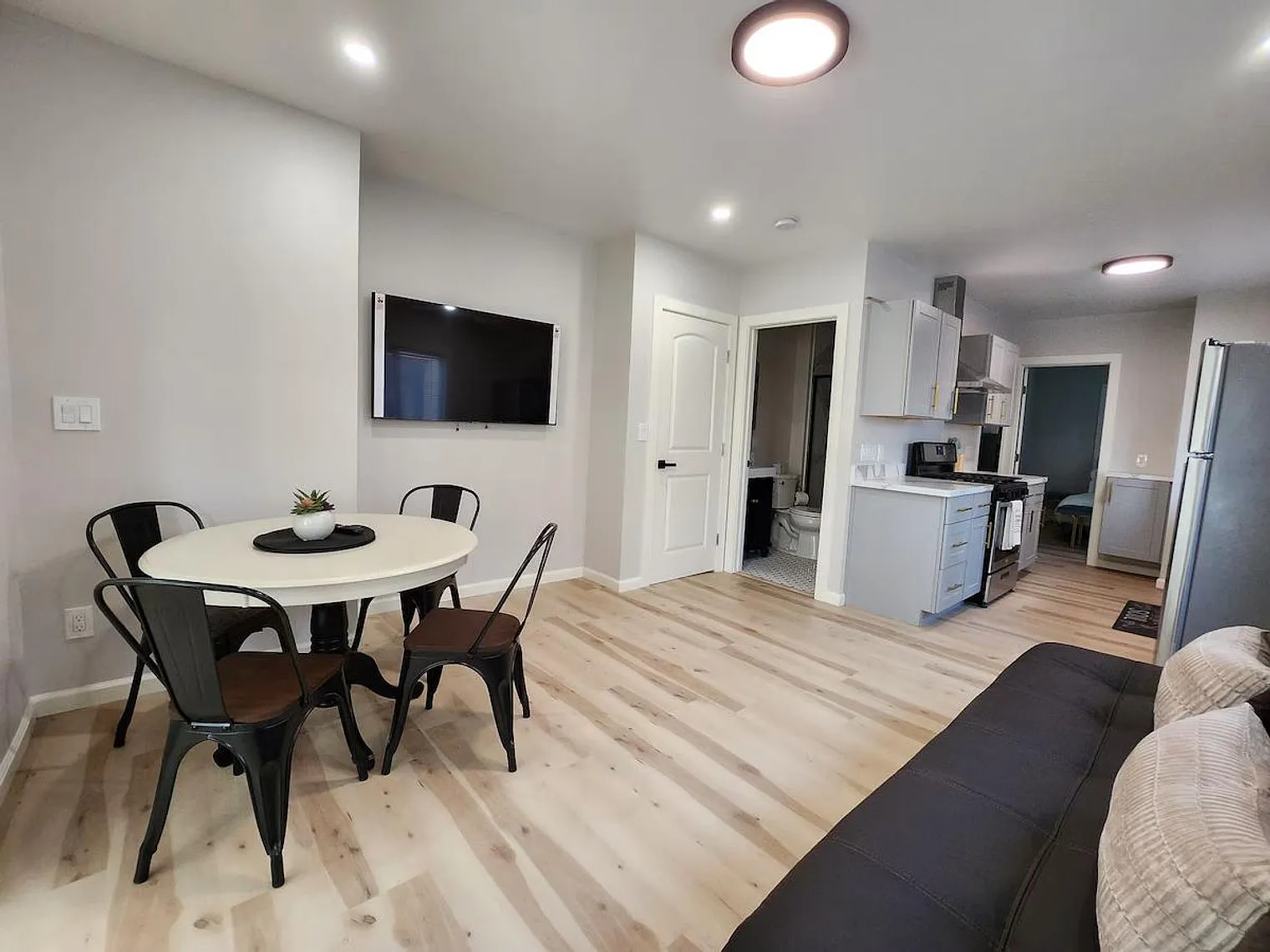 2 bed, 1.0 bath, $4,693 — Photo 2