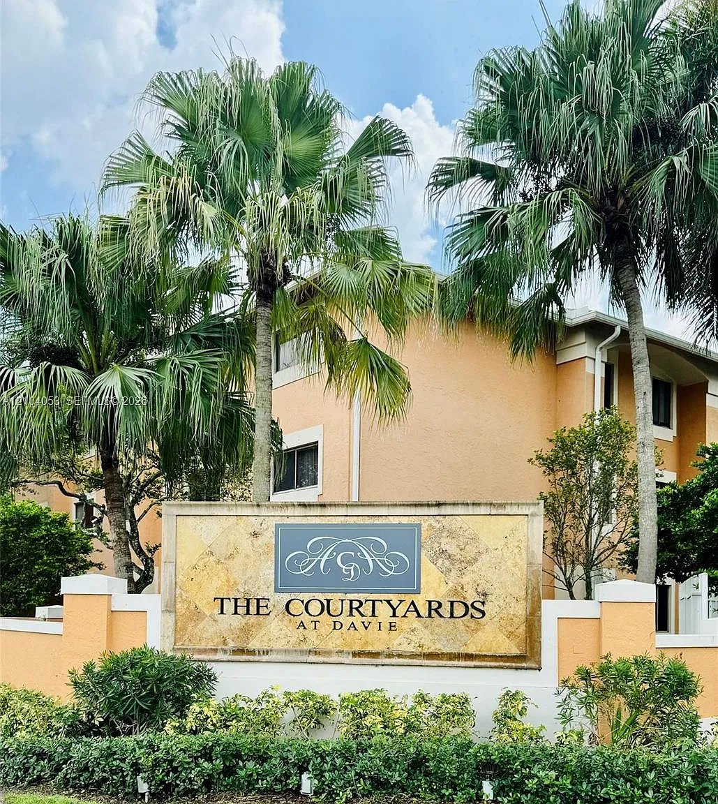 Courtyards At Davie Condo — Photo 1