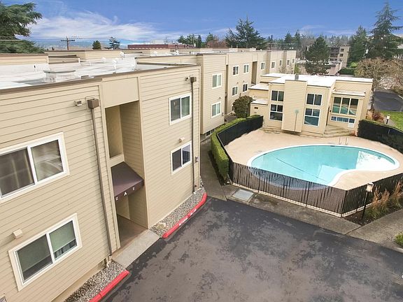 Easy access to the pool, next to the Condo entrance