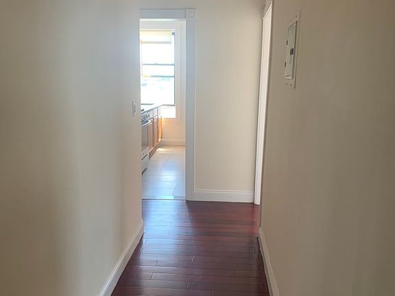 4th image of 568 Pacific St #D6