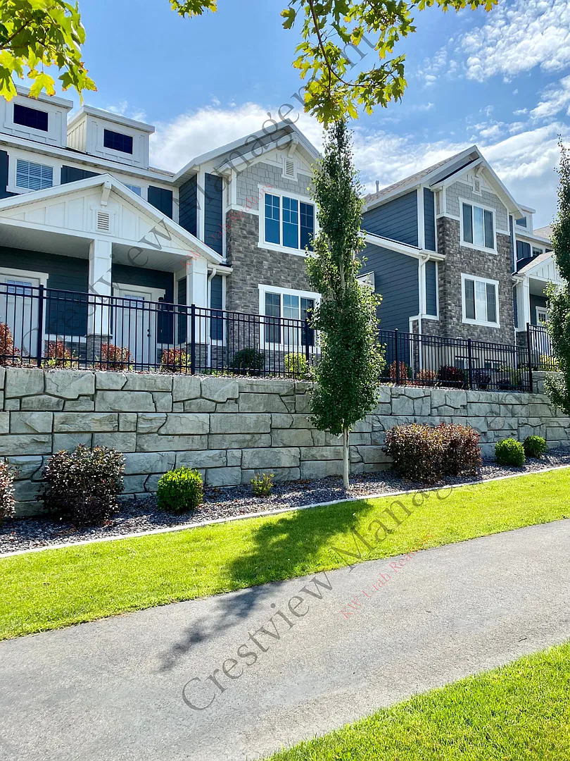 Spacious 3-Story Townhome with 2-Car Garage Near Traverse Mountain — Photo 2
