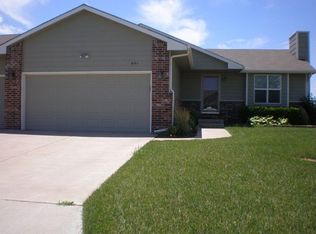601 Clover Ln, Hesston, KS 67062