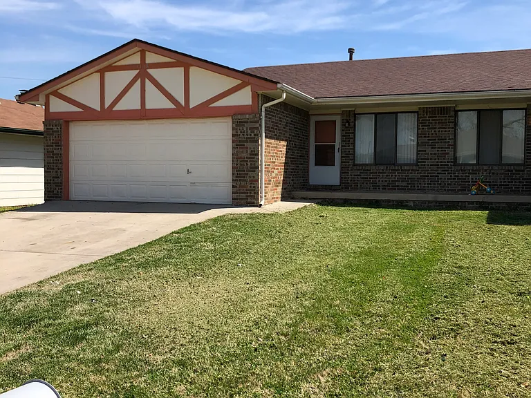 3118 S Pinecrest St — Photo 1