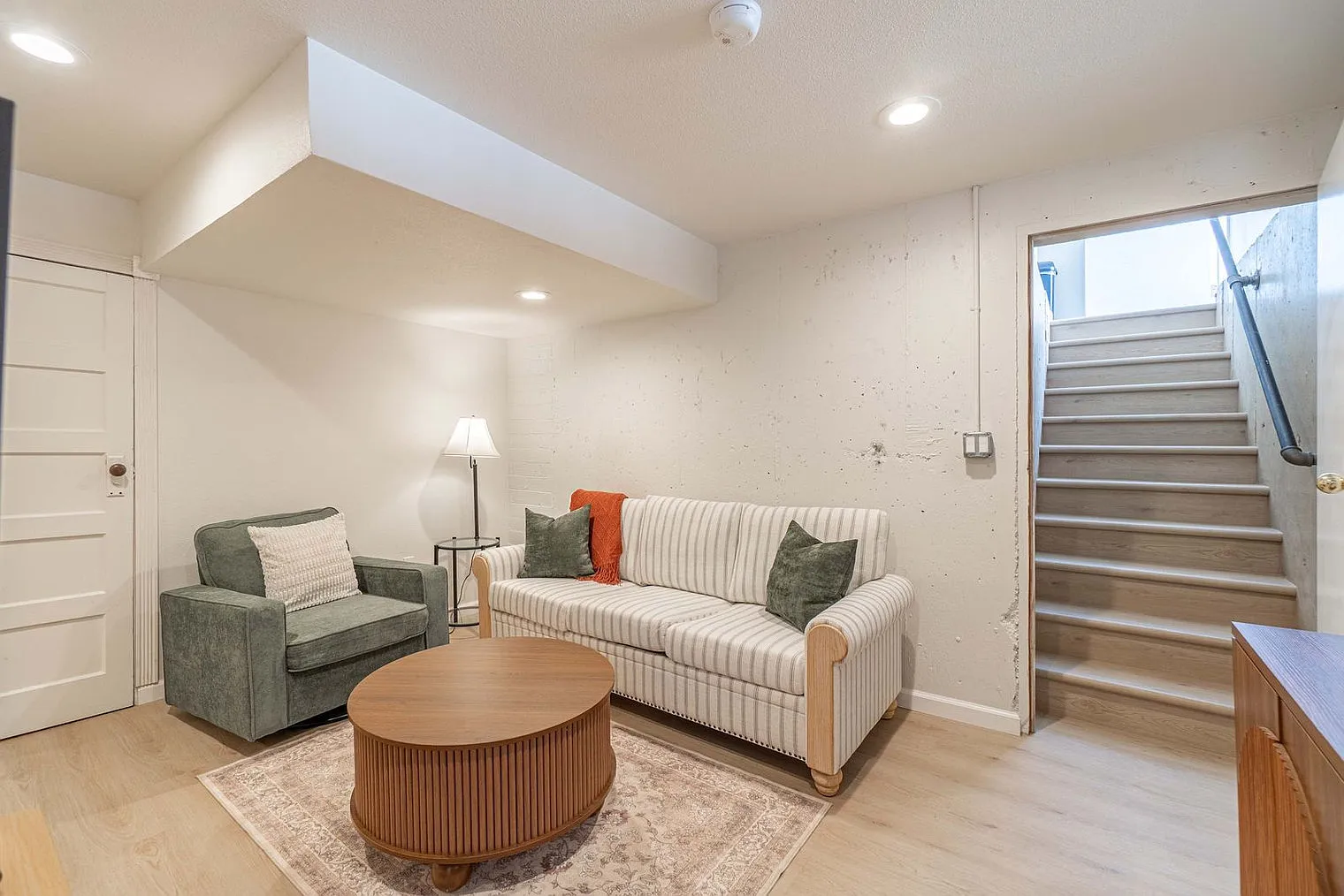 4 bed, 2.0 bath, 1894 sqft, $6,990 — Photo 3