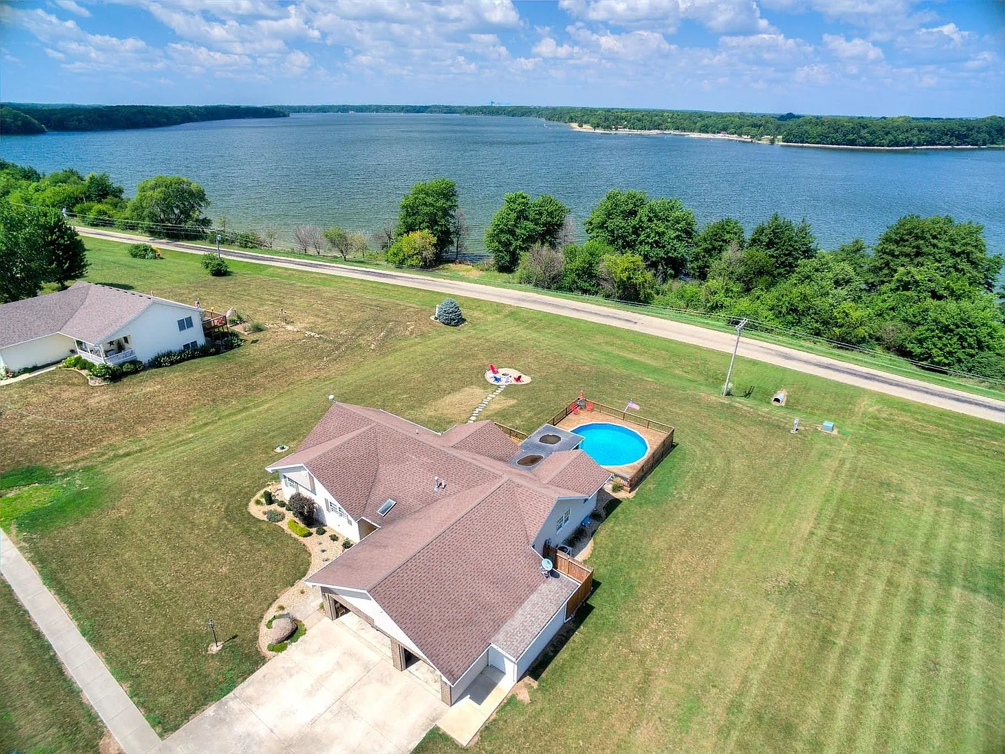 18133 Lakeview Dr photo 1
