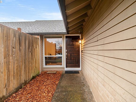 4th image of 1480 SE Jacquelin Dr