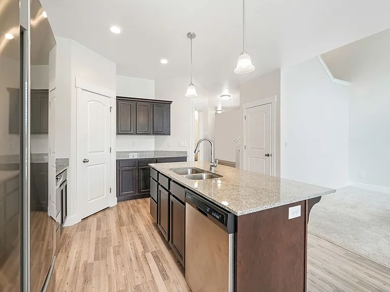 596 N 260 W — Photo 14