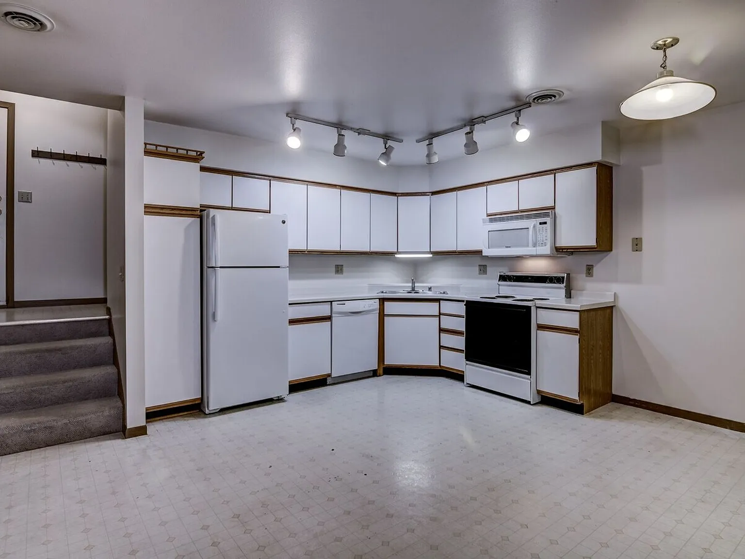 1050 W Hamilton Avenue — Photo 1