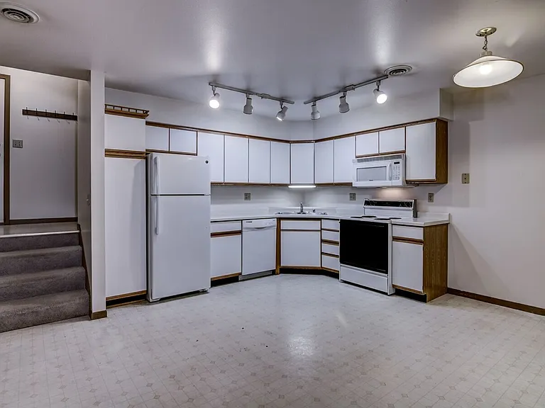 1050 W Hamilton Ave — Photo 1