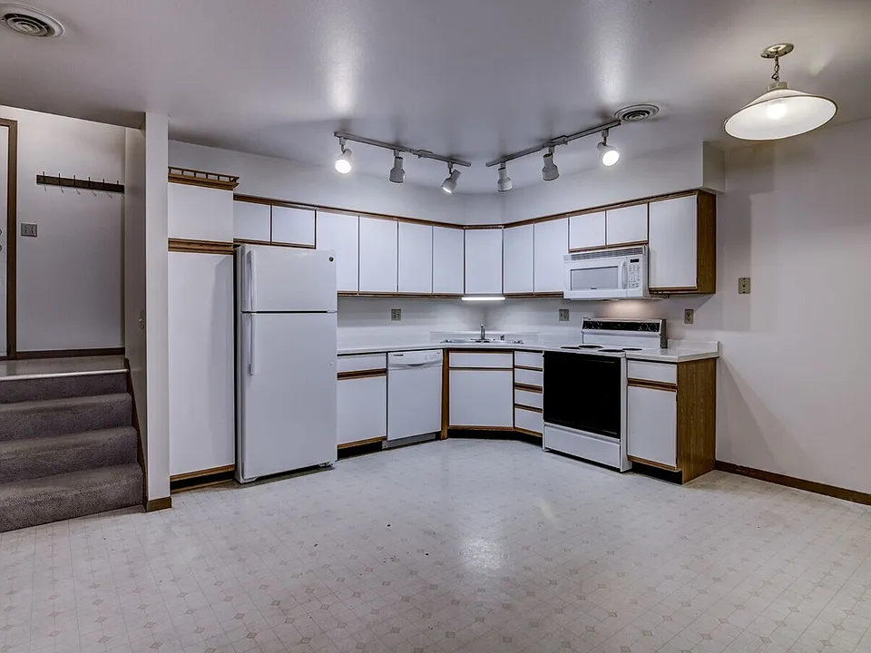 1050 W Hamilton Ave